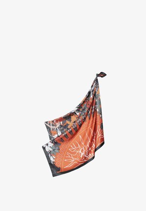 Foulard carré en soie avec des motifs floraux orange, noir et gris, noué à un coin, suspendu sur un fond blanc.