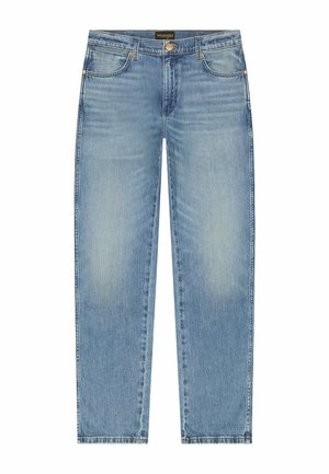 Jeans Wrangler bleu clair à jambe droite avec poches avant et arrière, passants pour ceinture, fermeture par bouton et détails subtilement délavés sur les cuisses.