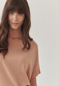 TATUUM SIMON - Basic T-shirt - rose