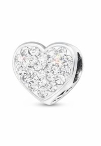 Ciondolo a forma di cuore in argento decorato con cristalli trasparenti brillanti, caratterizzato da una superficie liscia e un design aperto con elementi decorativi.