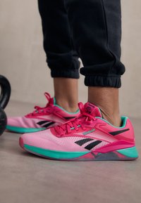 No seleccionado, bold pink/astro rose/unleashed green