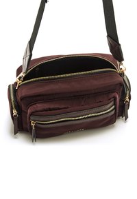 Borsa in tessuto borgogna con più scomparti con cerniera, dotata di cerniere in tonalità oro e una tracolla texturizzata per l'uso a tracolla.