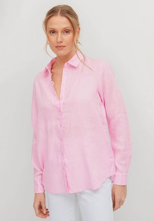 Camicia lunga in lino rosa con abbottonatura frontale, caratterizzata da una vestibilità comoda e un delicato dettaglio di colletto arricciato.