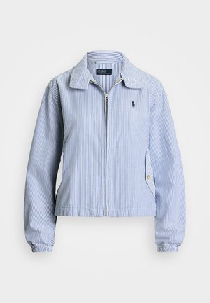 Casaco riscado em azul claro e branco, com fecho de correr na frente, colarinho, punhos elásticos e detalhe do logótipo no peito. Apresenta bolsos laterais.