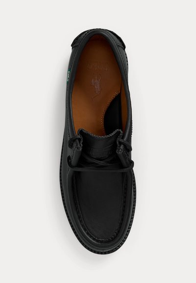 Pantof mocasini negri din piele, cu detalii de șiret și talpă interioară din piele maro deschis, embossată cu logo-ul Polo Ralph Lauren.