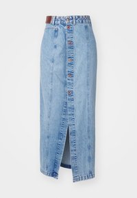 Denim midi krilo v svetlo modri barvi ima sprednjo zaklepanje na gumb, navpične šive in središnjo razpoko, z detajlom iz rjave umetne usnje.