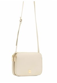 Beżowa skórzana torba na ramię o teksturowanej powierzchni, prostokątnym kształcie, podwójnymi zamkami błyskawicznymi ze złotym wykończeniem oraz regulowanym paskiem.