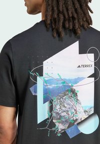 Adidas Terrex TERREX BACK GRAPHIC TSHIRT - T-skjorte til trening - black