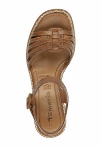 Sandal in pelle marrone con più cinturini orizzontali, cinturino alla caviglia e suola in juta intrecciata. Presenta una soletta imbottita con dettaglio del logo.