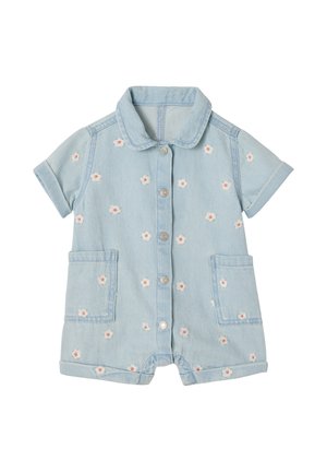 Hellblauer Baby-Strampler aus Denim mit kurzen Ärmeln, Kragen, vorderen Druckknöpfen, aufgesetzten Taschen und Muster aus weißen Gänseblümchen.