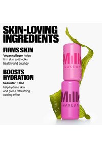 Zwei pinke Milk Makeup Behälter gestapelt mit einer Aloe-Blatt dahinter, die veganes Kollagen, Meerwasser und Aloe für feste, hydratisierte Haut hervorheben.