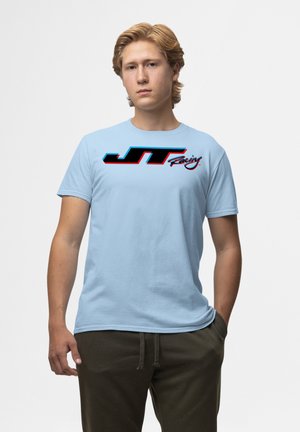 Lichtblauwe katoenen T-shirt met korte mouwen, met een opvallende zwart-rode "JT Racing" graphic op de borst. Soepele textuur.