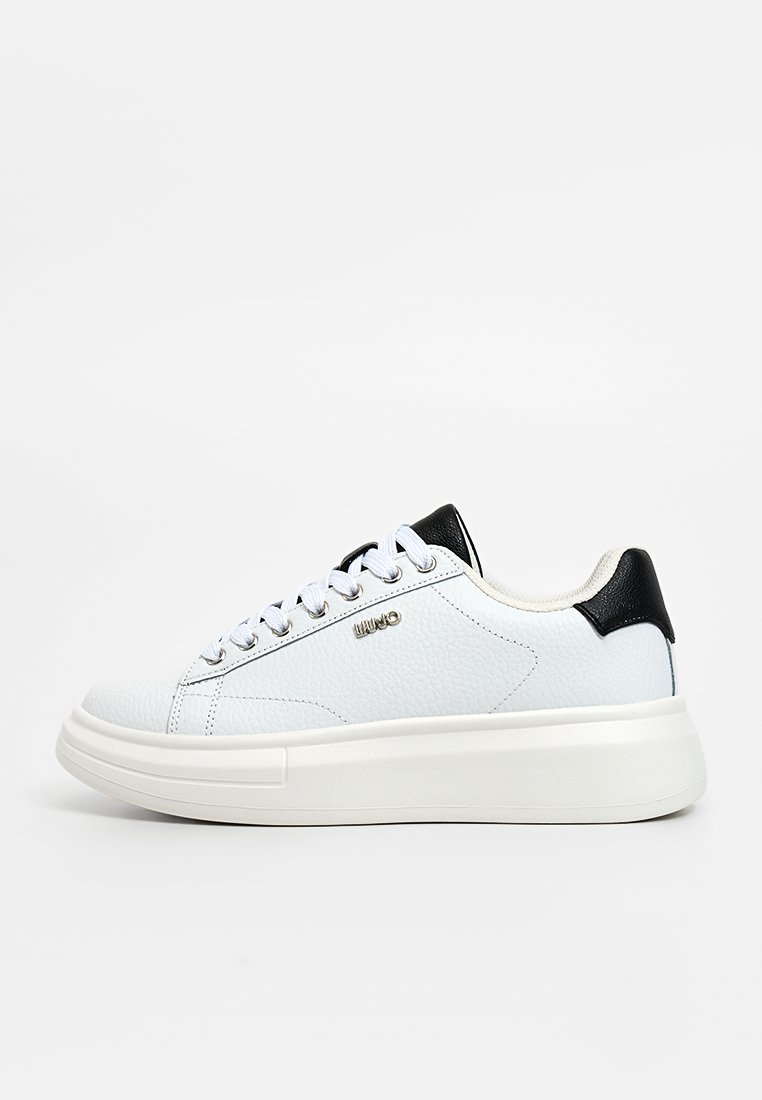 Zapatillas de cuero blanco con acentos negros, punta redonda, suela plana y diseño de cordones; presentan una parte superior texturizada y un sutil logotipo de la marca.