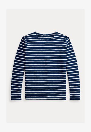 Μακρυμάνικο μπλε σκούρο μπλουζάκι με λευκές οριζόντιες ρίγες, στρογγυλή λαιμόκοψη, μαλακό βαμβακερό ύφασμα και λογότυπο στο αριστερό μανίκι.