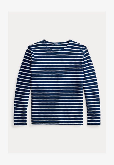 Μακρυμάνικο μπλε σκούρο μπλουζάκι με λευκές οριζόντιες ρίγες, στρογγυλή λαιμόκοψη, μαλακό βαμβακερό ύφασμα και λογότυπο στο αριστερό μανίκι.