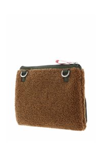 Extérieur brun à texture duveteuse de forme rectangulaire avec des accents en tissu vert. Comprend des ferrures argentées et un tireur de fermeture éclair rose.