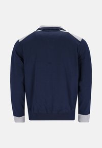 Granatowy sweter z szarym kołnierzem i mankietami. Posiada długie rękawy, okrągły dekolt oraz prosty design bez ozdób.