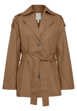 Jasnobrązowy płaszcz trench wykonany z mieszanki bawełny. Posiada szeroki kołnierz, zapięcie na guziki, regulowany pasek w talii oraz boczne kieszenie.