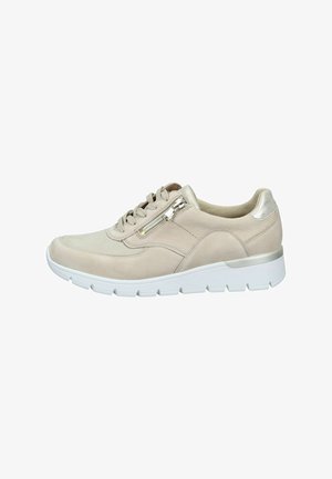Beige leren sneaker met een dikke witte zool, veters aan de voorkant en een ritsdetail aan de zijkant.