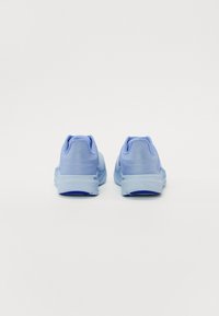Baskets de sport bleu clair avec une texture lisse et un col rembourré, dotées d'une semelle en caoutchouc et d'une tige en maille respirante.