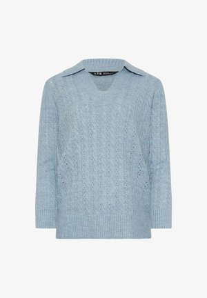 Jasnoniebieski sweter dzianinowy z dekoltem w kształcie litery V, teksturowanym wzorem w warkocze oraz prążkowanymi mankietami i dolnym wykończeniem.