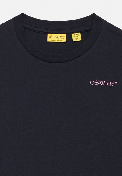Черна тениска с кръгло деколте и розов текст "Off-White™" от лявата страна на гърдите и два жълти етикета вътре в яката.