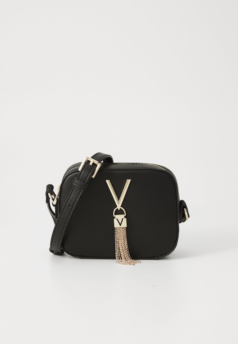 Borsa a tracolla nera in materiale sintetico con dettagli di frangia in catena dorata e il distintivo logo a "V". Presenta una tracolla regolabile e una chiusura con zip.