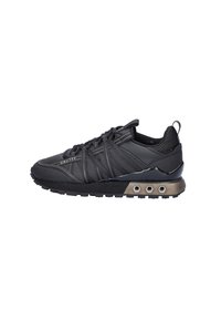Zwarte sneakers met een bovenwerk van mesh en synthetisch materiaal, dikke rubberen zool en contrasterende donkergrijze accenten. Voorzien van een vetersysteem voor een veilige pasvorm.
