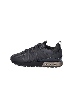Zwarte sneakers met een bovenwerk van mesh en synthetisch materiaal, dikke rubberen zool en contrasterende donkergrijze accenten. Voorzien van een vetersysteem voor een veilige pasvorm.