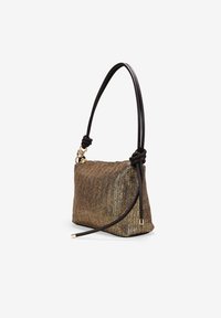 Bolso de mano tejido en oro metálico y marrón con una correa de hombro de cuero negro, que presenta un detalle de nudo retorcido y un cierre superior con cremallera.