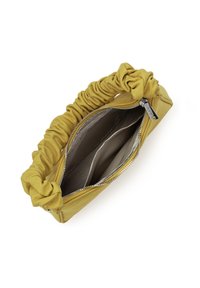 Gele stoffen clutch met geplooide handgreep, zilveren rits gedeeltelijk open die twee interieurcompartimenten en beige voering toont.