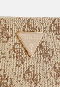 Guess TWILLER MINI TOP ZIP SHOULDER - Kabelka - gold-coloured