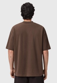 Bruine katoenen t-shirt met korte mouwen en een relaxte pasvorm. Heeft een ronde hals en een gladde textuur. Geen zichtbare logo's of patronen.