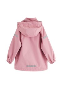 Rosa vattentät jacka med elastiska manchetter, huva, reflexdetaljer på ärmar och rygg, slät textur och en avslappnad passform.