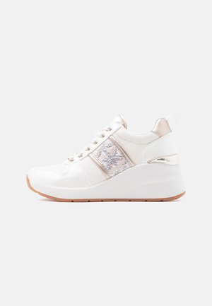 Witte wedge sneaker met beige accenten, decoratief zijpaneel met strassteentjes, vetersluiting aan de voorkant en lichtbruine rubberen zool.