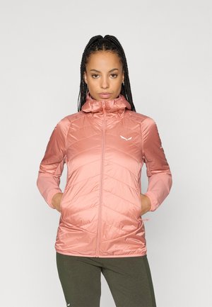 Lys rosa isolert jakke med høy krage, glidelås og Chevron-mønster; har lommer og en tettsittende passform i midjen.