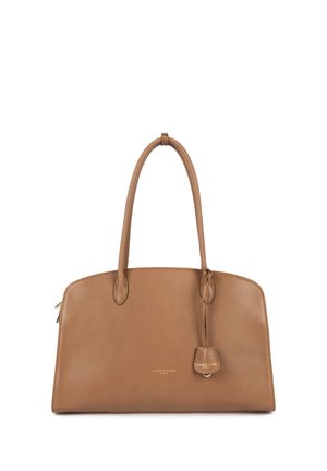 Sac à main en cuir marron avec poignées supérieures arrondies, logo doré "Lancaster Paris" et une étiquette en cuir assortie suspendue à une poignée.