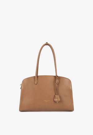 Sac à main en cuir marron avec poignées supérieures arrondies, logo doré "Lancaster Paris" et une étiquette en cuir assortie suspendue à une poignée.