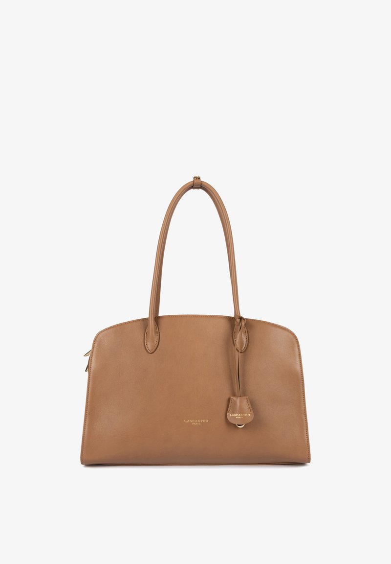 Sac à main en cuir marron avec poignées supérieures arrondies, logo doré "Lancaster Paris" et une étiquette en cuir assortie suspendue à une poignée.