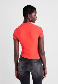 Levi's® EFFORTLESS TEE - Navadna majica - poppy red