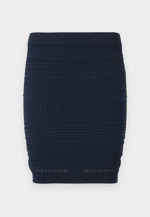 Marineblauer gestrickter Bleistiftrock mit strukturierten horizontalen Mustern und einem gerippten Bund sowie Saum vor weißem Hintergrund.