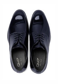 Scarpe eleganti in vernice blu navy con finitura liscia, punta rotonda, design con lacci e logo impresso sulla soletta.