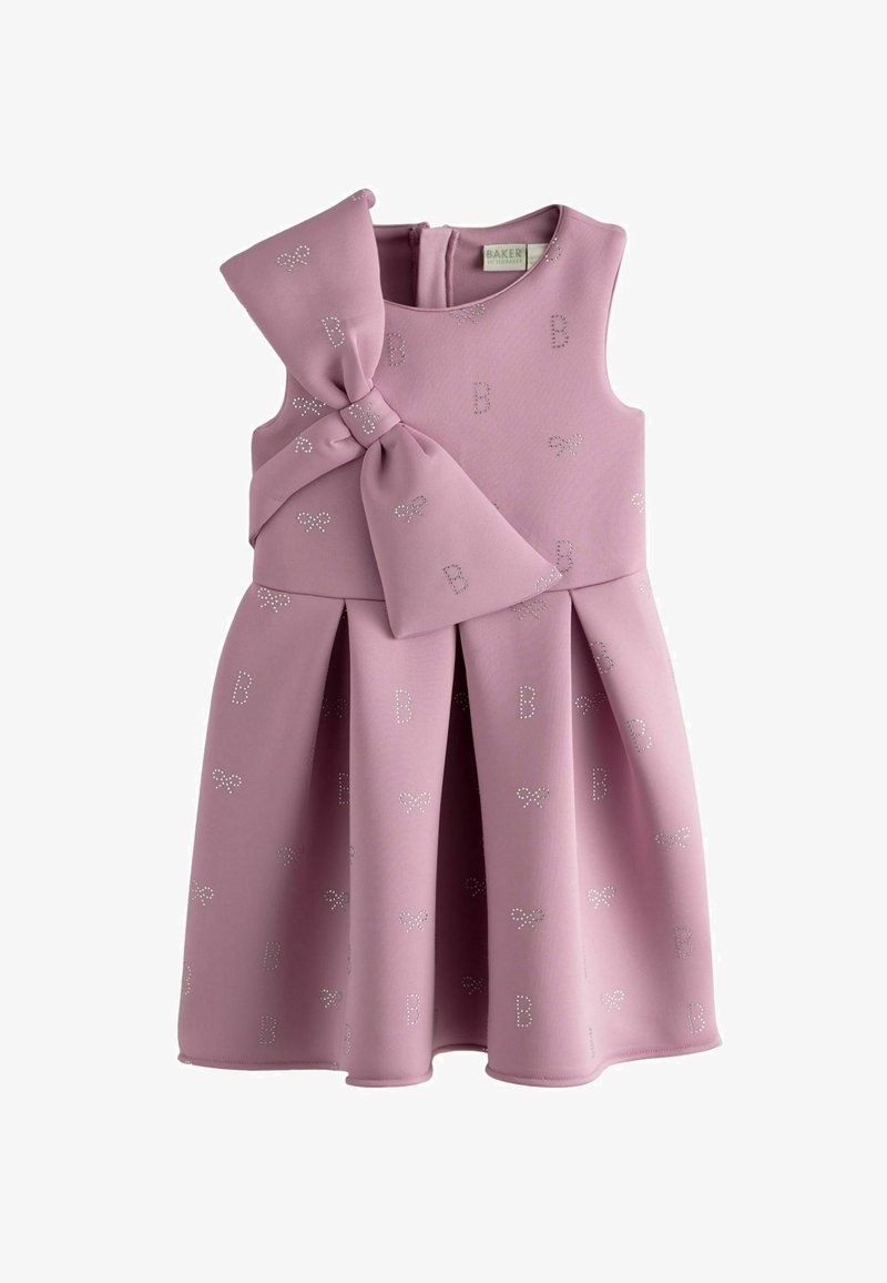 Ružičasta haljina bez rukava s velikom mašnom na ramenu, naborana suknja i srebrni sjajni detalji u obliku mašni i slova.