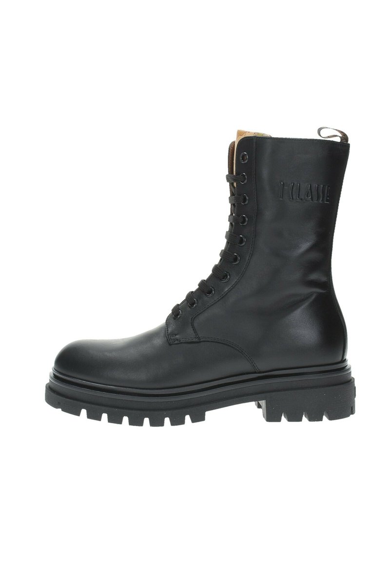 Stivali in pelle nera con lacci, caratterizzati da un alto gambale, suola in gomma spessa, cuciture resistenti e un nastro sul retro per facilitarne l'indossamento.