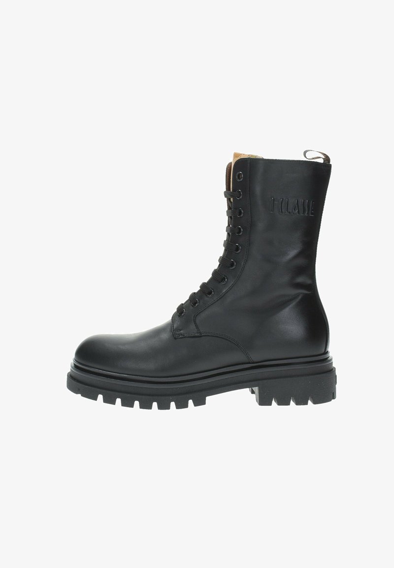 Stivali in pelle nera con lacci, caratterizzati da un alto gambale, suola in gomma spessa, cuciture resistenti e un nastro sul retro per facilitarne l'indossamento.