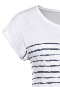 Camiseta blanca de manga corta con rayas horizontales azul marino en el frente; material de algodón suave con cuello redondo y corte holgado.