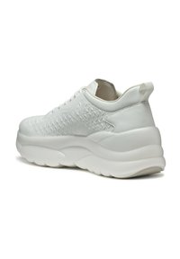 Sneaker bianca con un motivo testurizzato, inserti in pelle liscia, suola spessa e imbottita, e una linguetta sul tallone per facilitare l'indossamento.