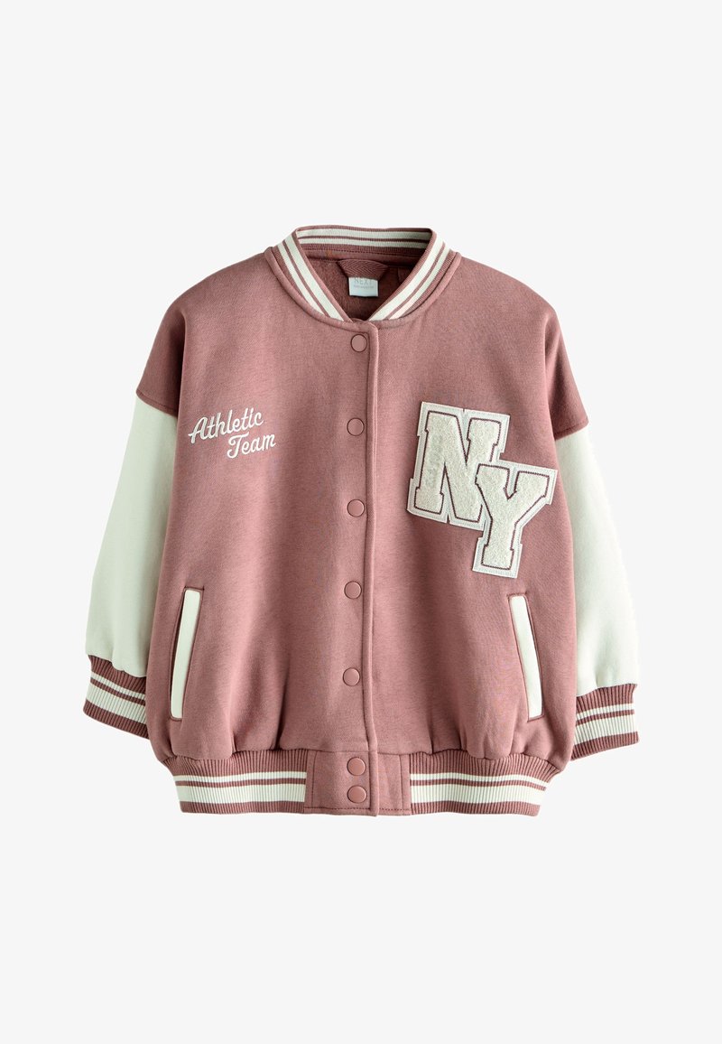 Lavendelkleurige varsityjas met witte mouwen, gestreepte geribde boorden en kraag, drukknopen, tekst "Athletic Team" en grote "NY" patch aan de voorkant.