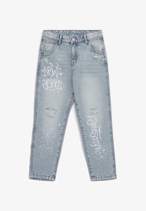 Jeans in denim azzurro chiaro con una vestibilità comoda, caratterizzati da zone sbiadite, usura e stampa in stile graffiti bianco sulla gamba sinistra.