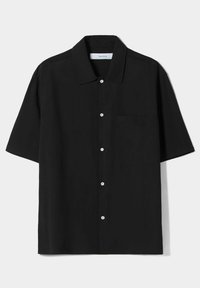 Czarna koszula z krótkim rękawem wykonana z gładkiej tkaniny, z kołnierzykiem, guzikami z przodu oraz kieszonką na piersi po lewej stronie.